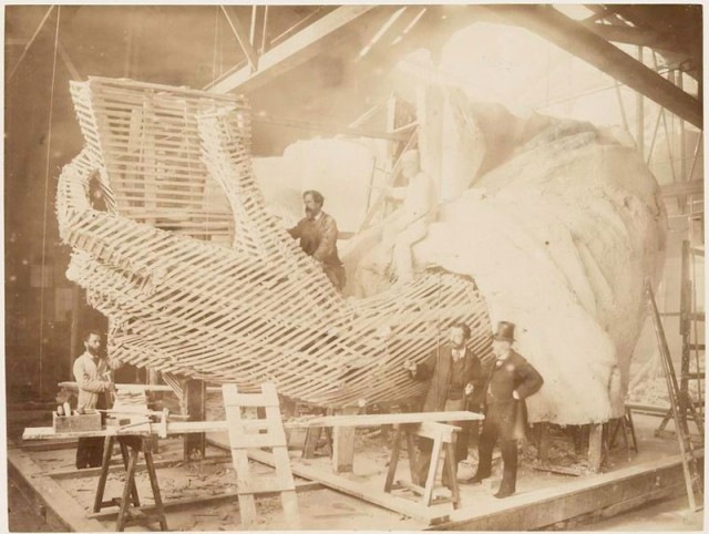 rare-photos-statue-of-liberty-under-construction-1883-5